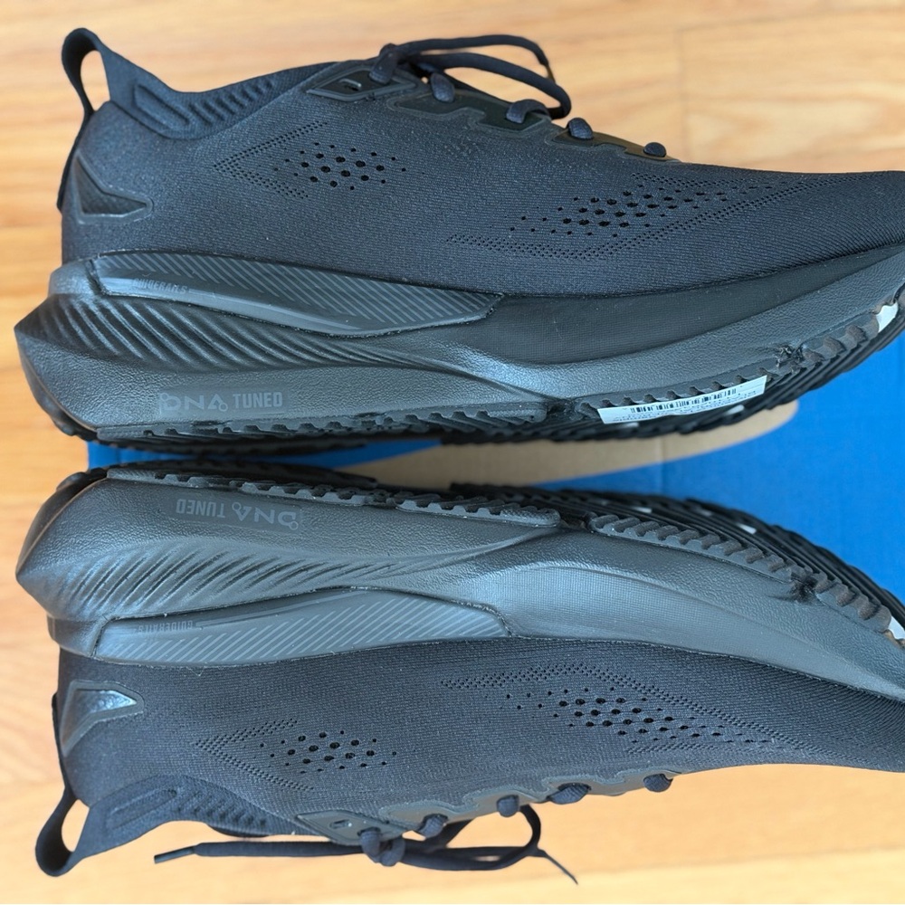 New Brooks Men’s Sz 9 Glycerin 23 sneakers Sample